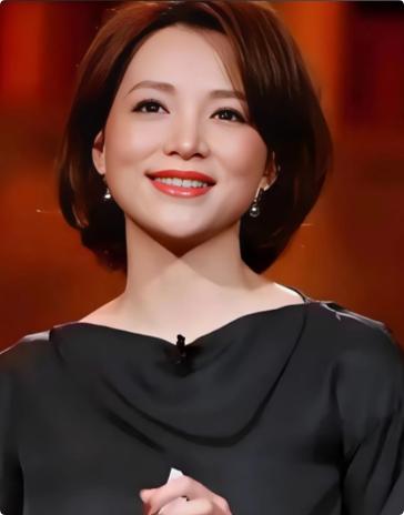 董卿说：“人生路上你得喝的下三碗水！第一碗，别人泼你的冷水；第二碗，辛苦奋斗的汗