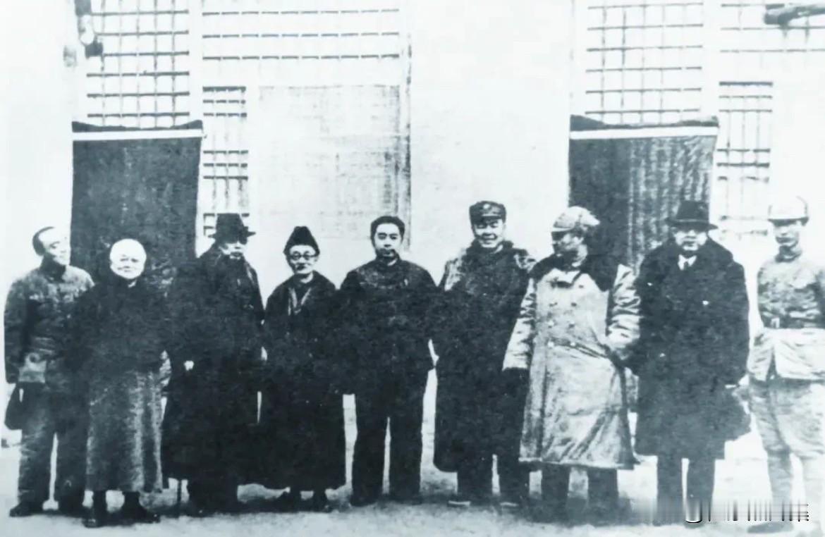 1949年2月22日，邓宝珊（左六）与周恩来（左五）、傅作义（左七）等人在西柏坡