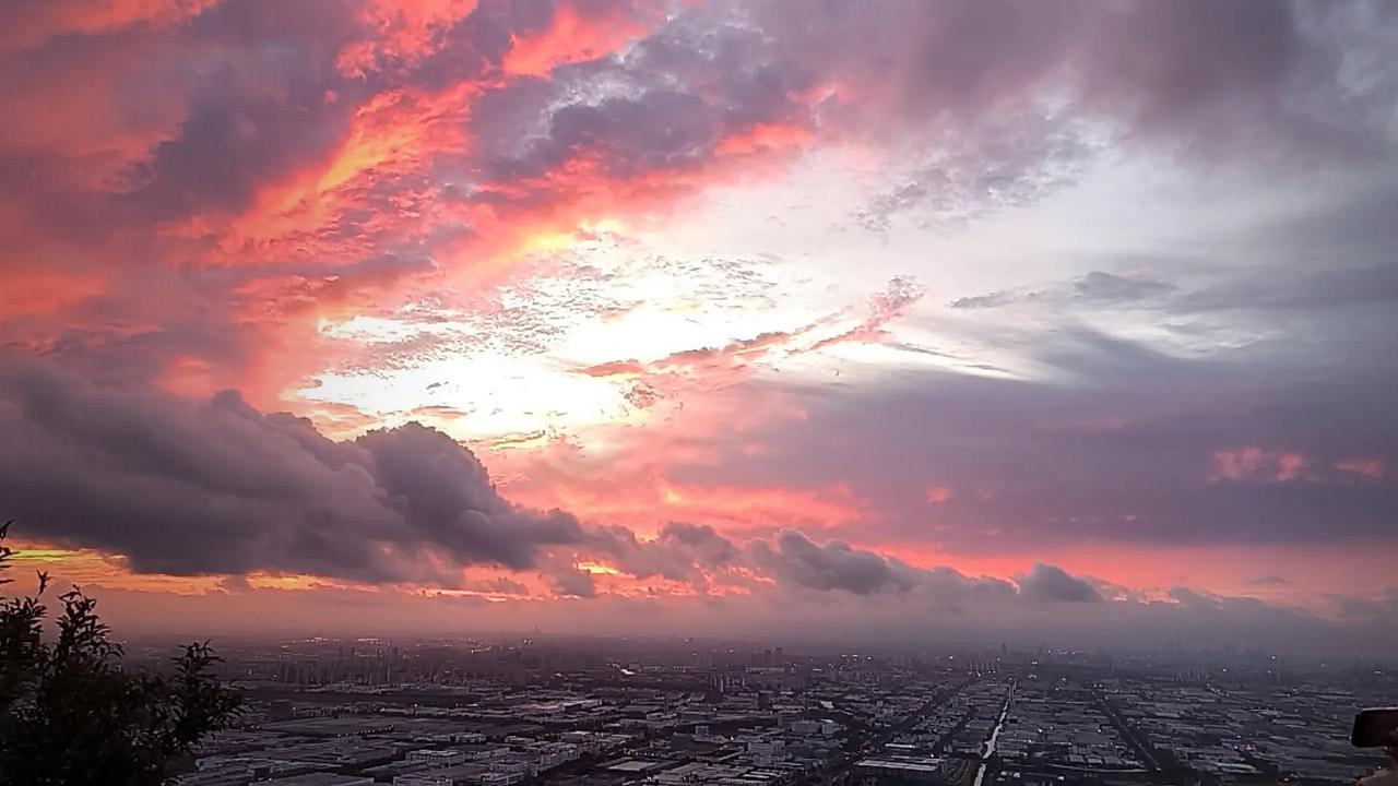 傍晚打开车门，拍一张脚踩在草地上、背景是晚霞的照片，松弛感拿捏～