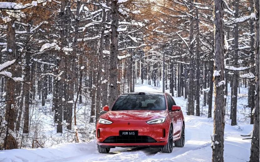 “暗冰”路段危机四伏？问界新M5 Ultra的AEB如何未雨绸缪
秋冬季路上那种