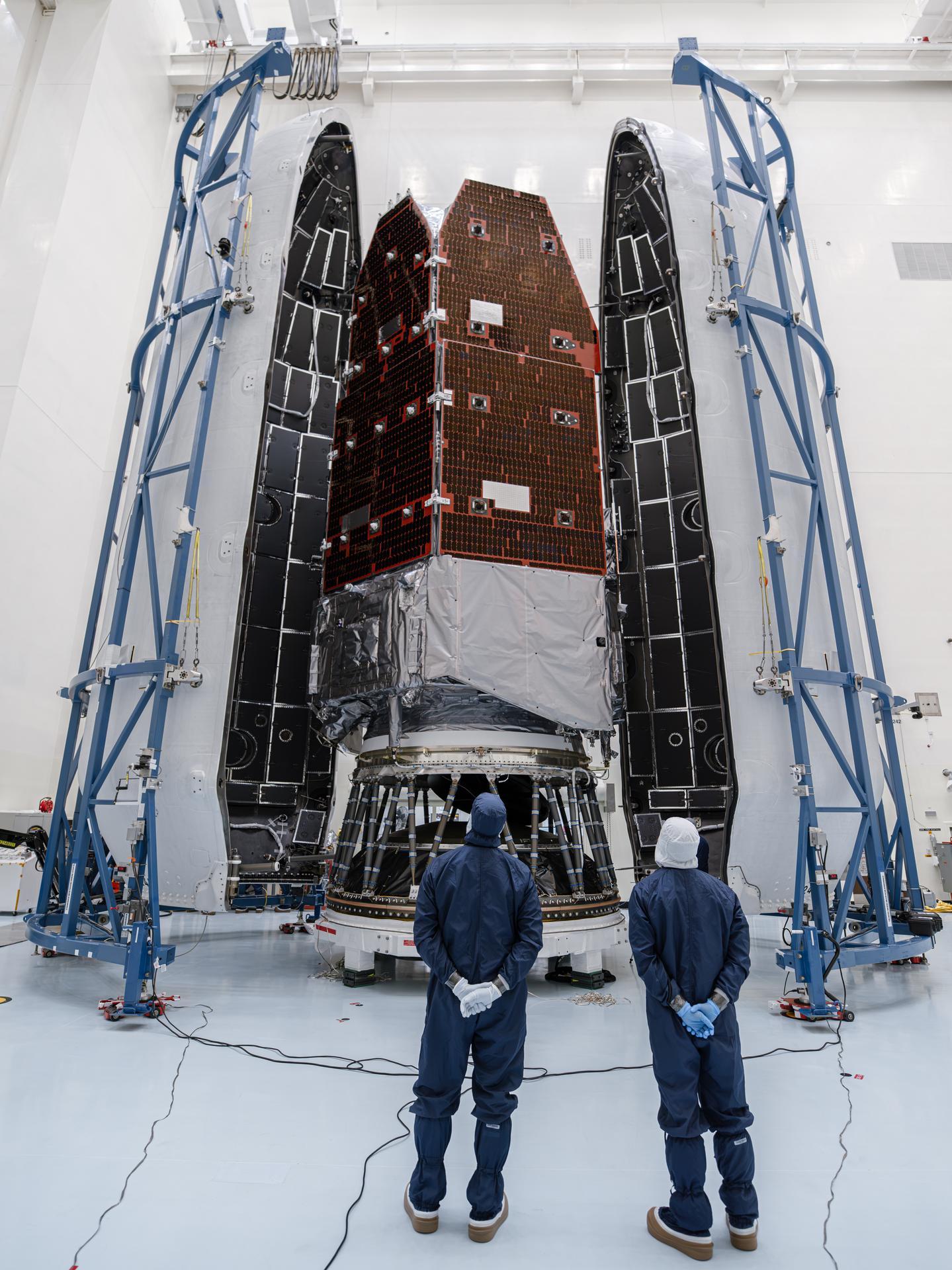 NASA罗曼空间望远镜现已装入SpaceX猎鹰重型火箭的整流罩中，为计划于8月3