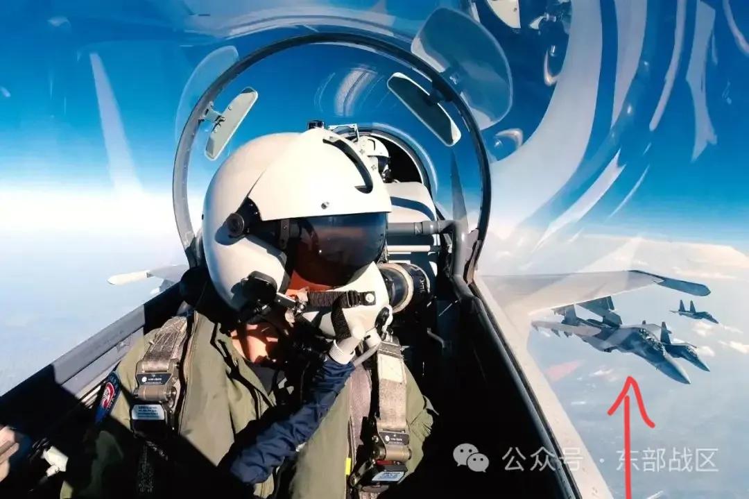 东部战区空军歼16部队新图。这图片拍的，飞机挂架“挂”飞机，蛮有创意的