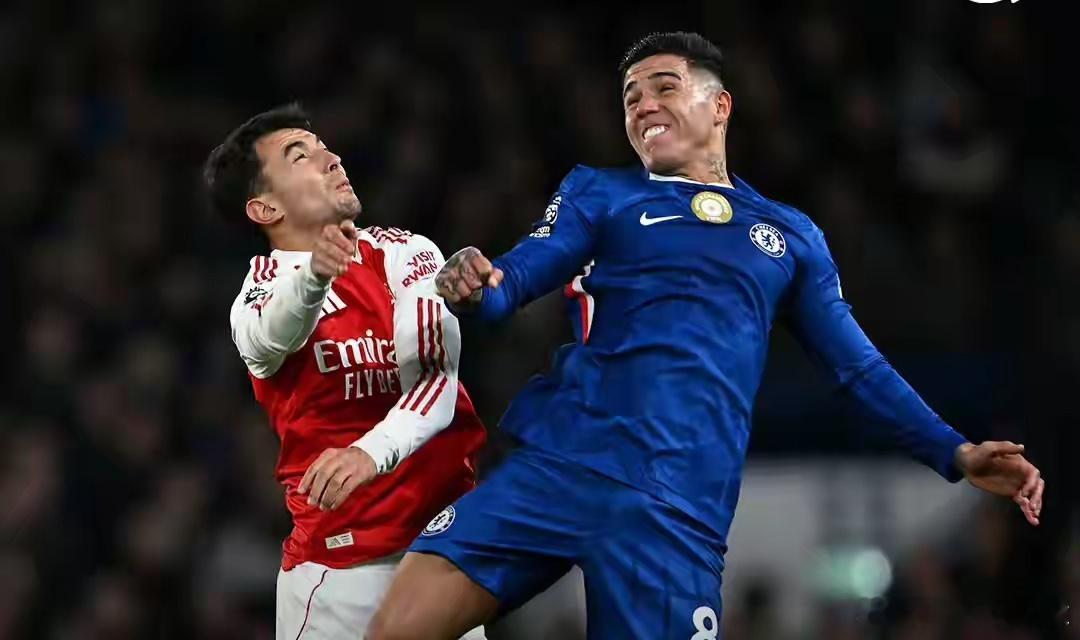 疯狂德比！十人切尔西铁血逼平阿森纳 英超争冠格局生变英超第13轮伦敦德比上演巅峰