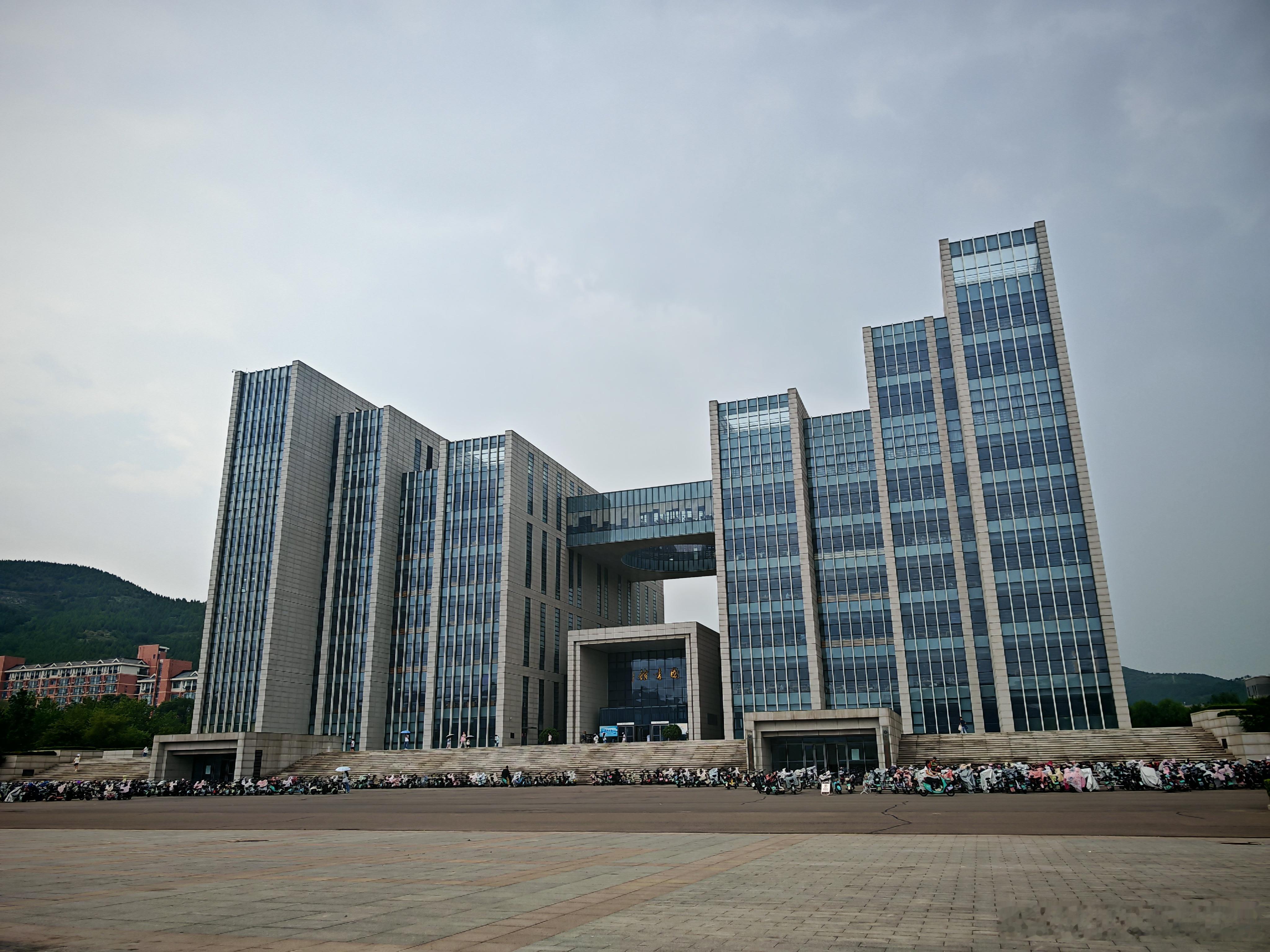 来母校附近拍东西，顺便在校园里逛逛，发现餐厅变化好大，好多大学期间常吃的饭都关门