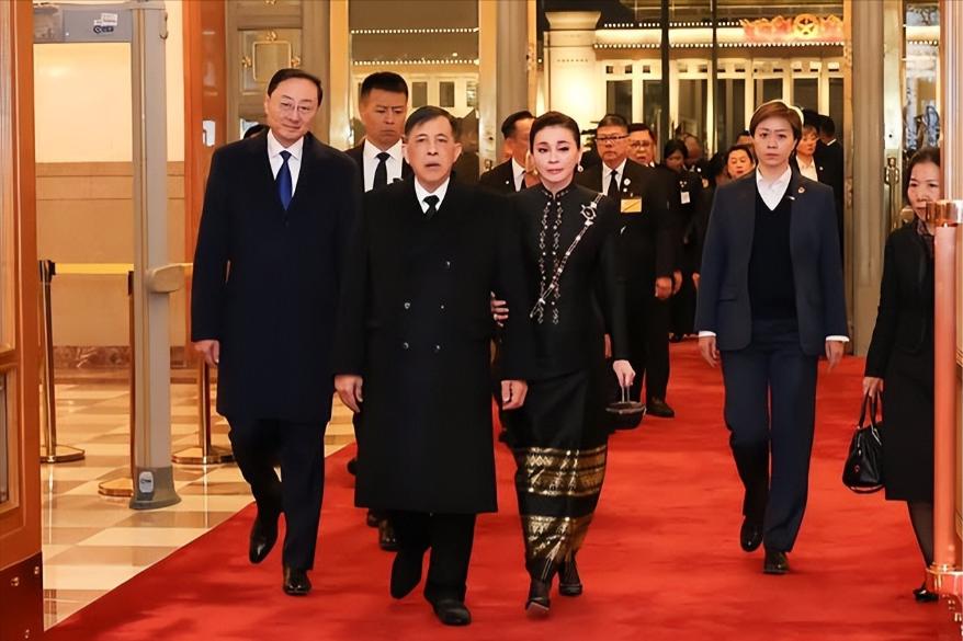 苏提达王后和老公参加国宴秀恩爱！
11月14日，苏提达和老公参加国宴，让人惊喜的