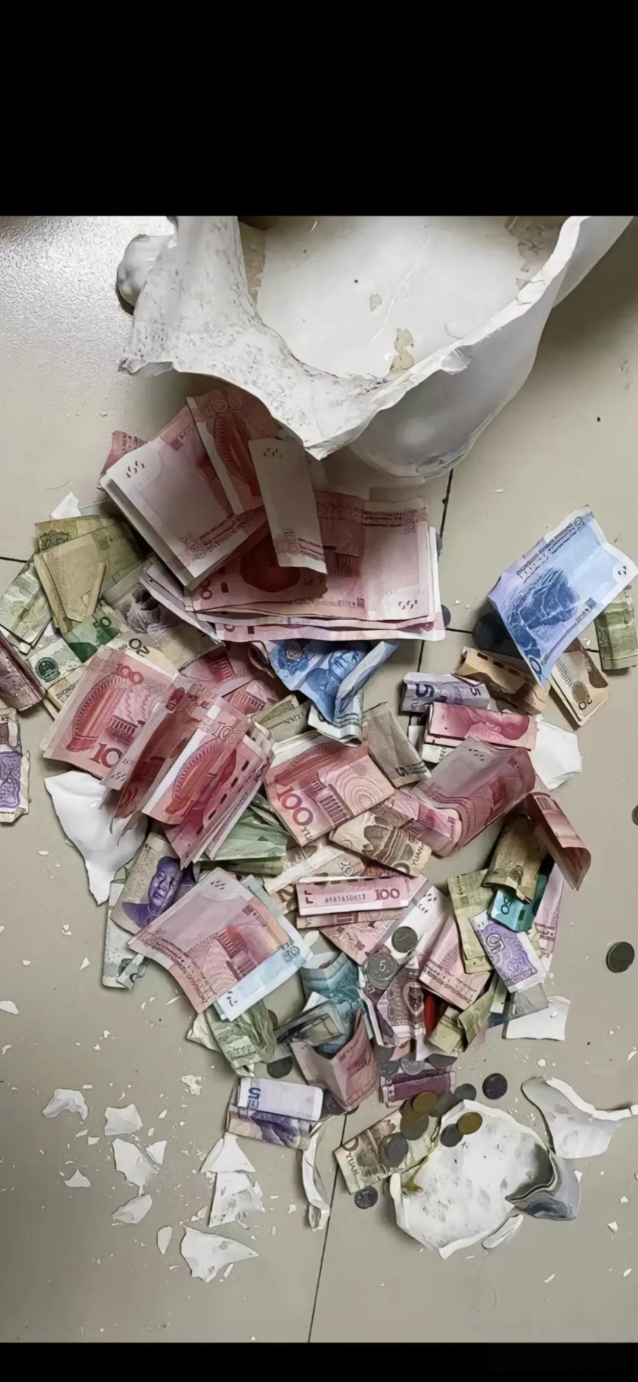 年底没钱只能打开存钱罐了