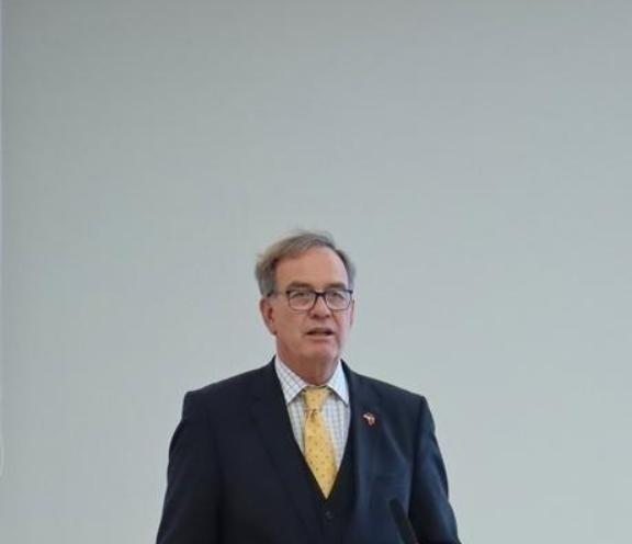 德国：中美打不起来了，因为打了也白打！日前德国教授曾坦率指出： 美国 不是害怕中