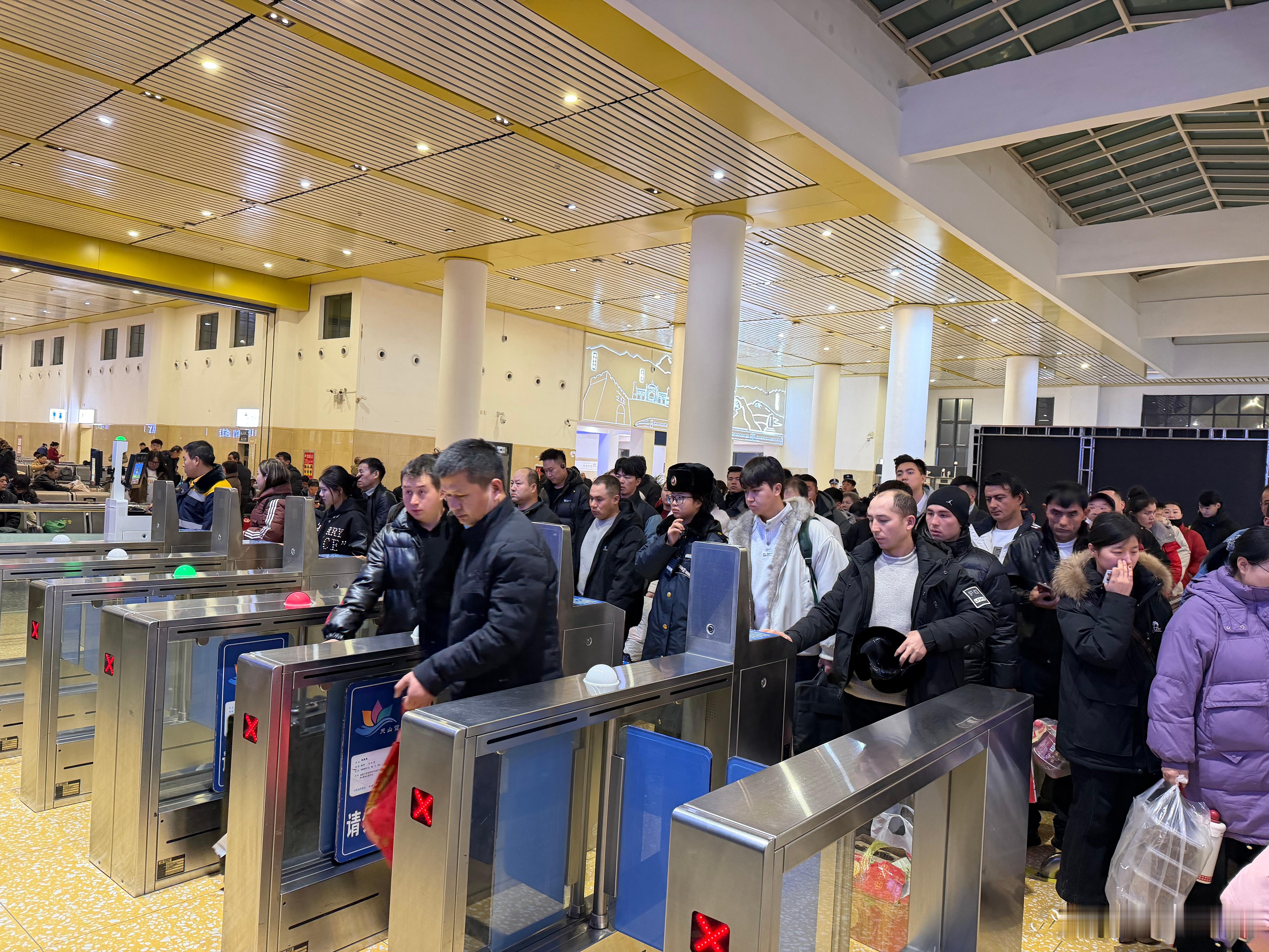 2026年铁路春运 【春运第六天，预计超2.2亿人次跨区域流动】今天是春运第六天