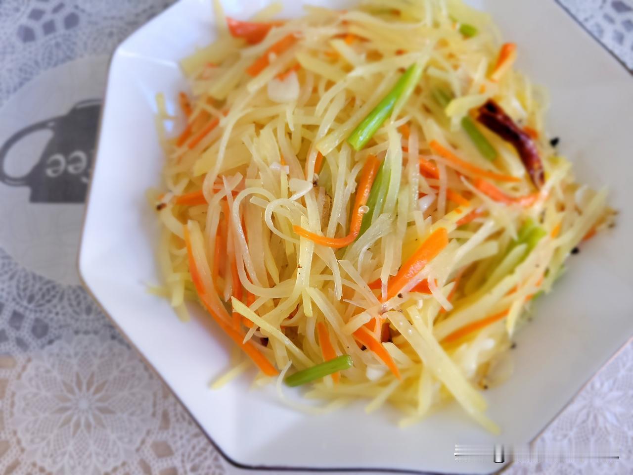 昨天在朋友家吃炒土豆丝，没有吃够，今天中午我在家里又炒了一盘土豆丝，光盘。

炒