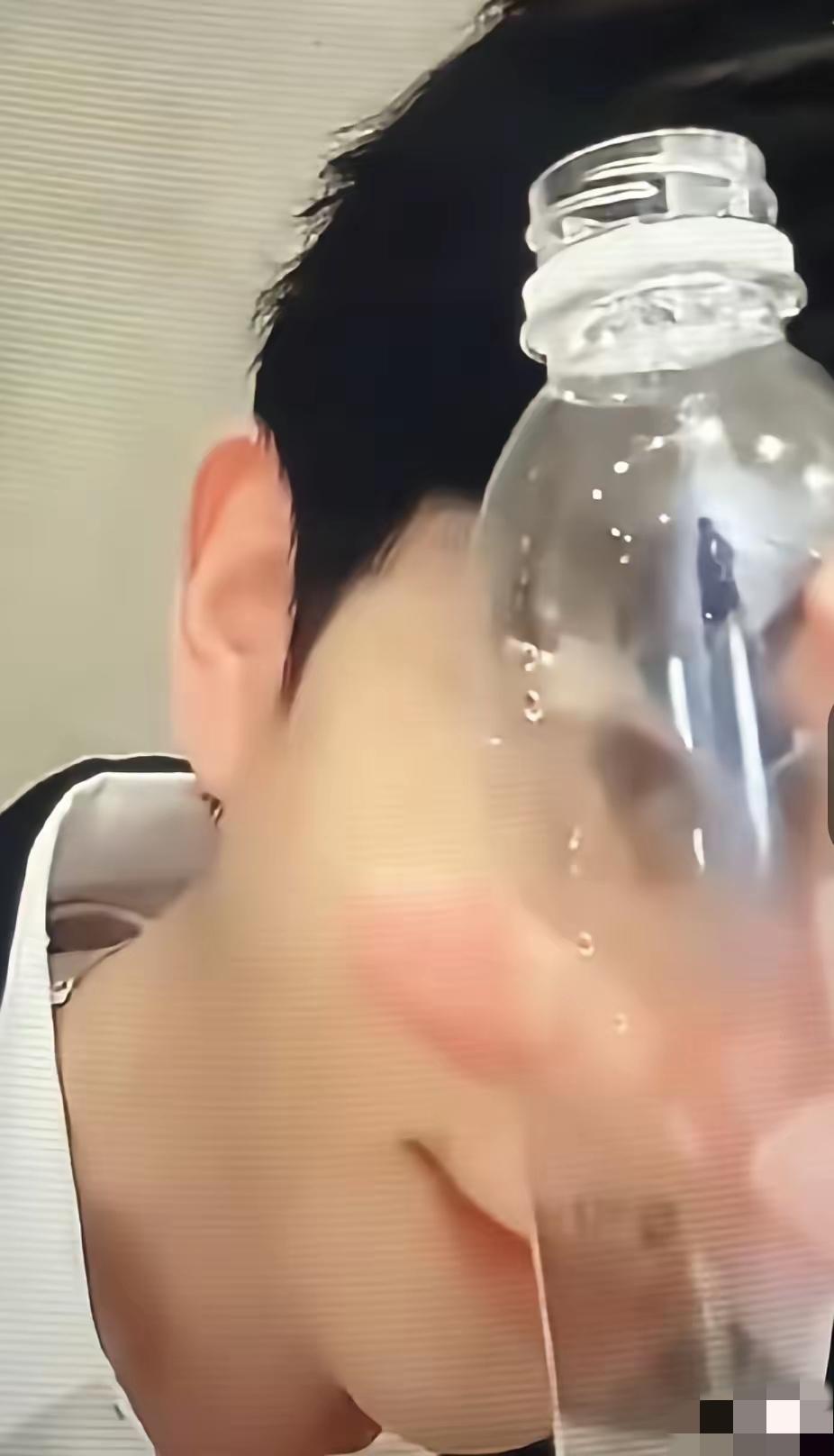 你敢相信吗？听他们说于是在直播。
 
更离谱的是他拿矿泉水瓶贴脸搞“反光成像”，