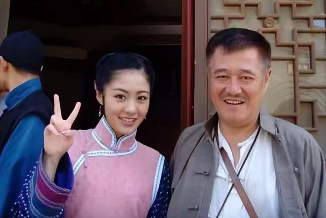 演员毕畅：被赵本山养了11年，最后悔的就是嫁给了被判14年的前夫。
 
荧幕上，
