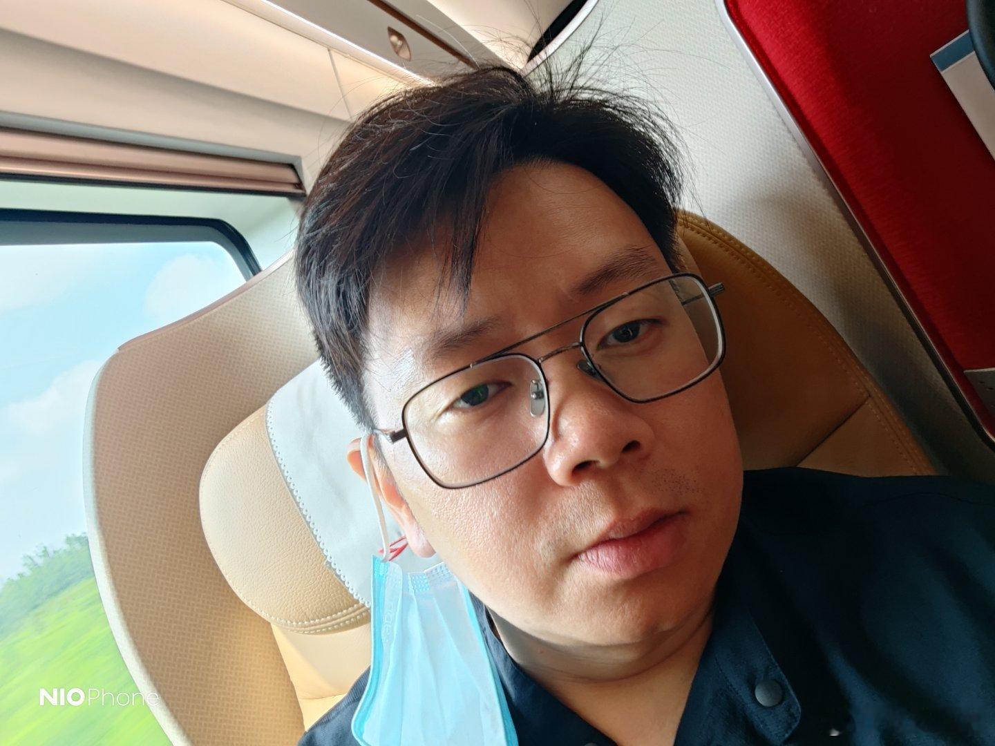 今天坐这个回江苏，昨晚没睡好，路上睡一睡。下午3点蔚来官号有场主动底盘相关的直播