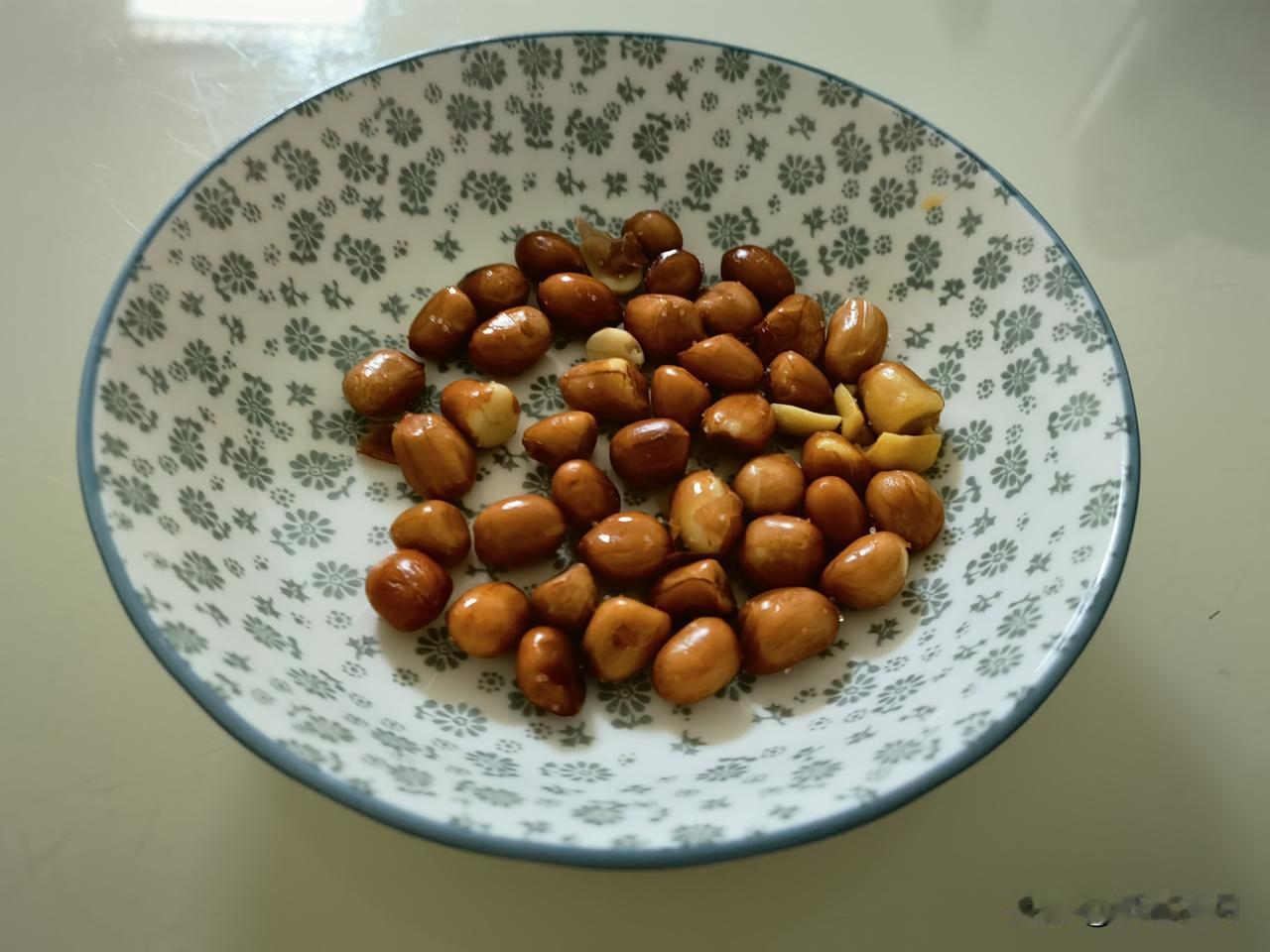 昨晚买了一小撮花生米，随意拍了张照，此刻这张照片成了写实，也很讽刺。高三的学生好