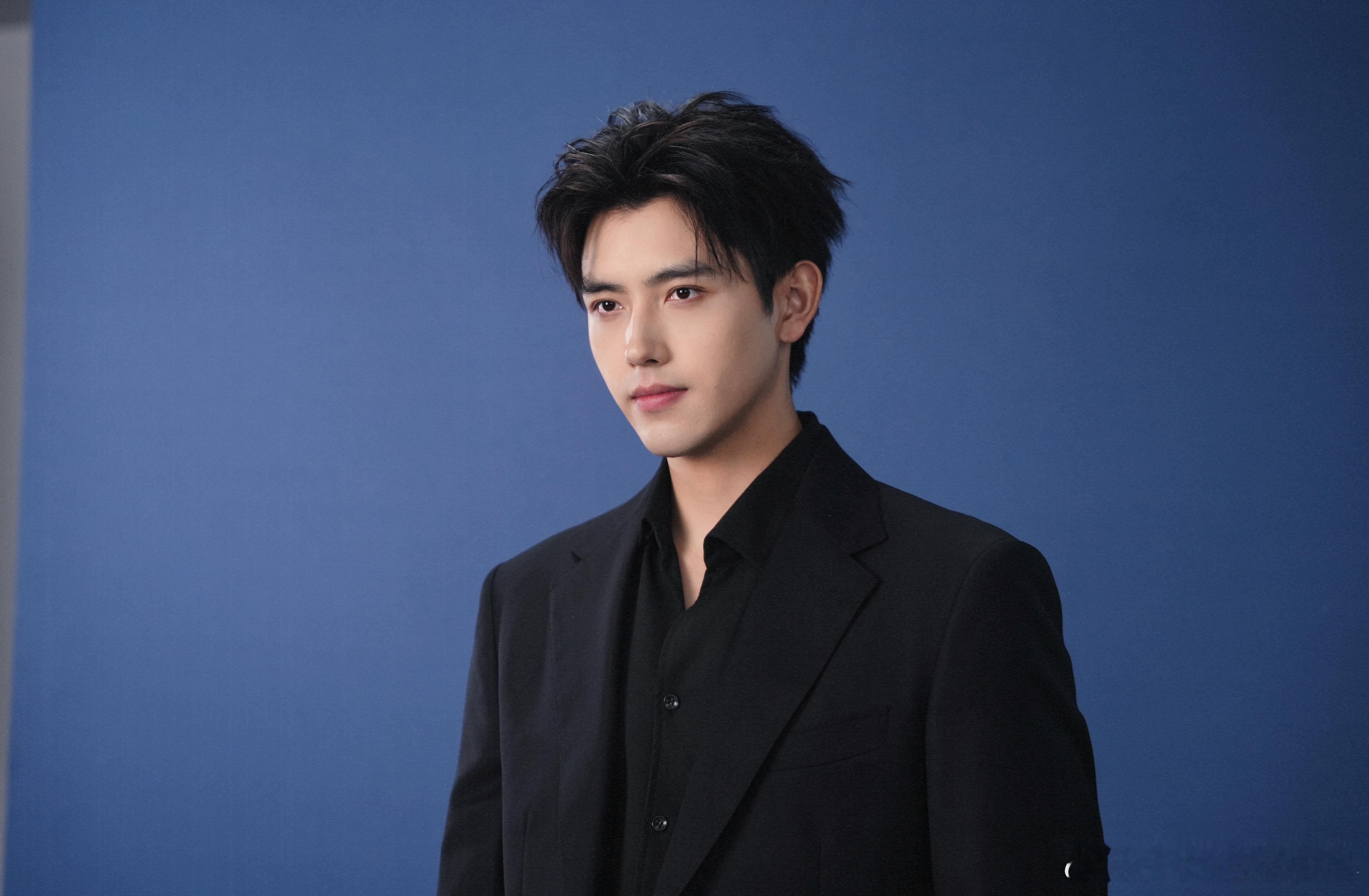 陈飞宇不是阿瑟是A瑟 陈飞宇不是阿瑟是A瑟 不管是深色西装还是白衬衫， 都超帅的