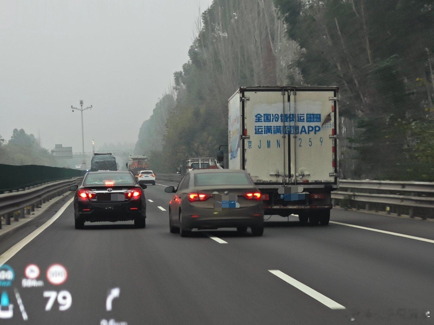 高速上最烦这种明明超不过去，硬要往里面插的车了。真的抢这点时间吗？ 