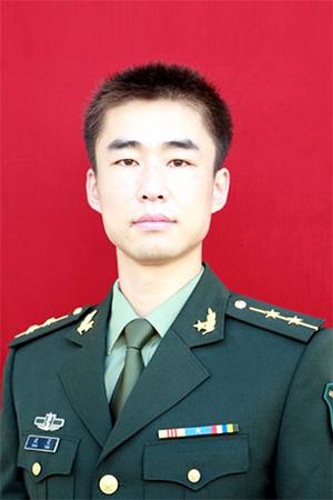 [微风]2012年，山东一名军人请假回家，但迟迟不见归队，上级领导打过去电话询问