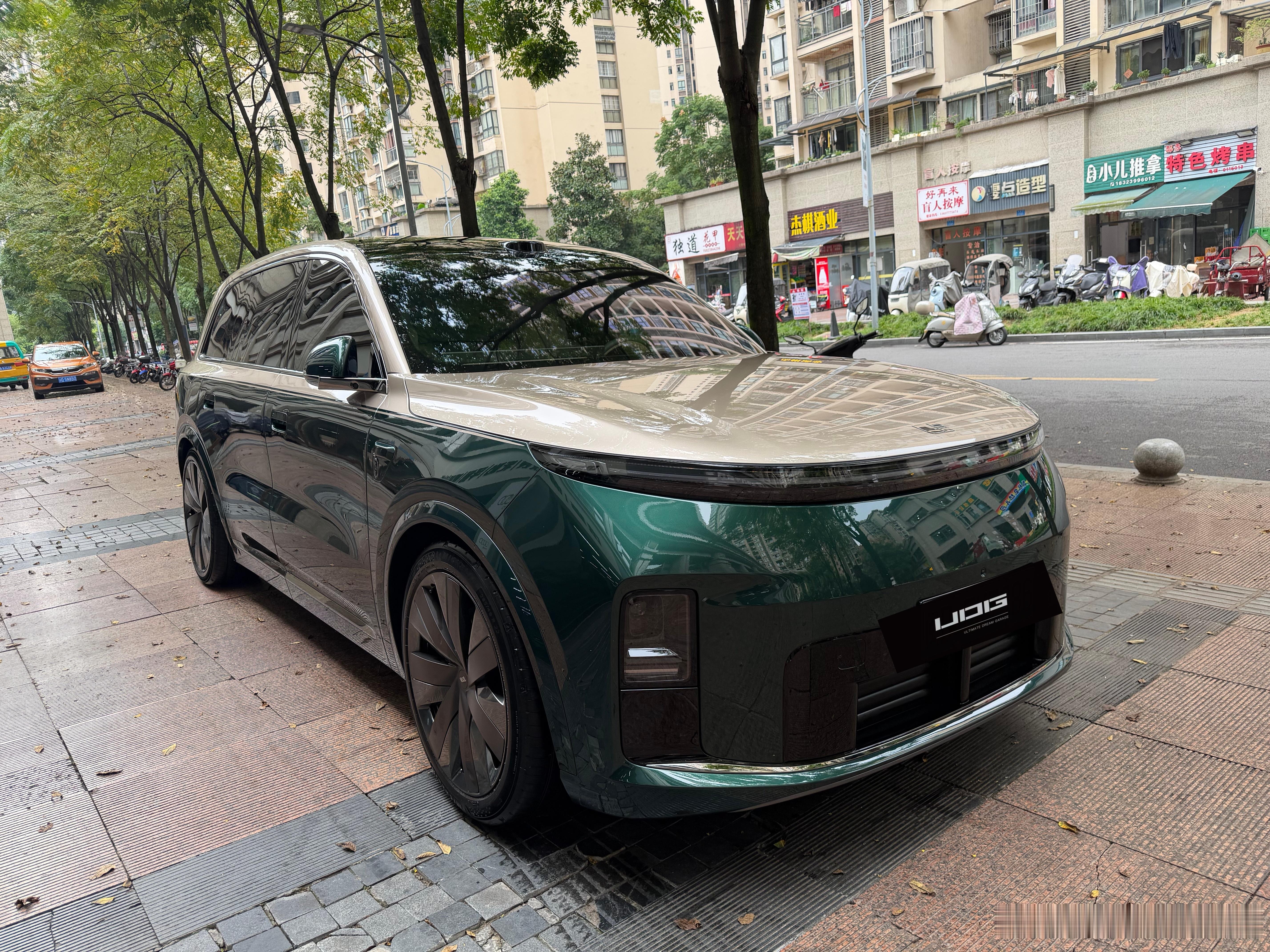 上牌刚几个月  跑了5千公里的理想L9 李维斯， 定制绿色漆面  米色的内饰，准