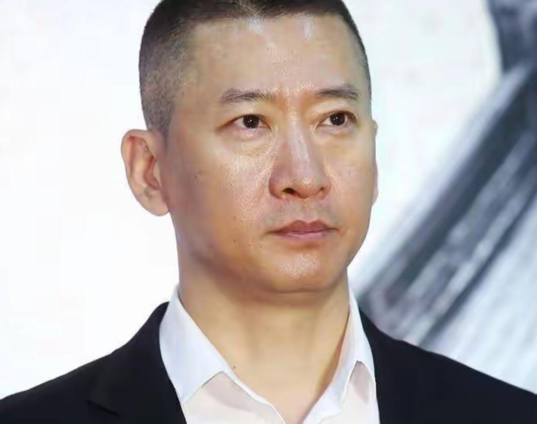 56岁周杰一天只吃一顿饭，餐前还得啃个苹果。这事儿一出来，多少人跟着焦虑，觉得人