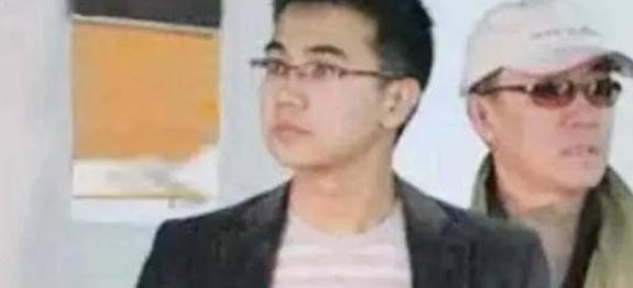 李幼斌的两个儿子，亲儿子李小珂，40岁，没进娱乐圈，在北京做一份普通又稳定的工作