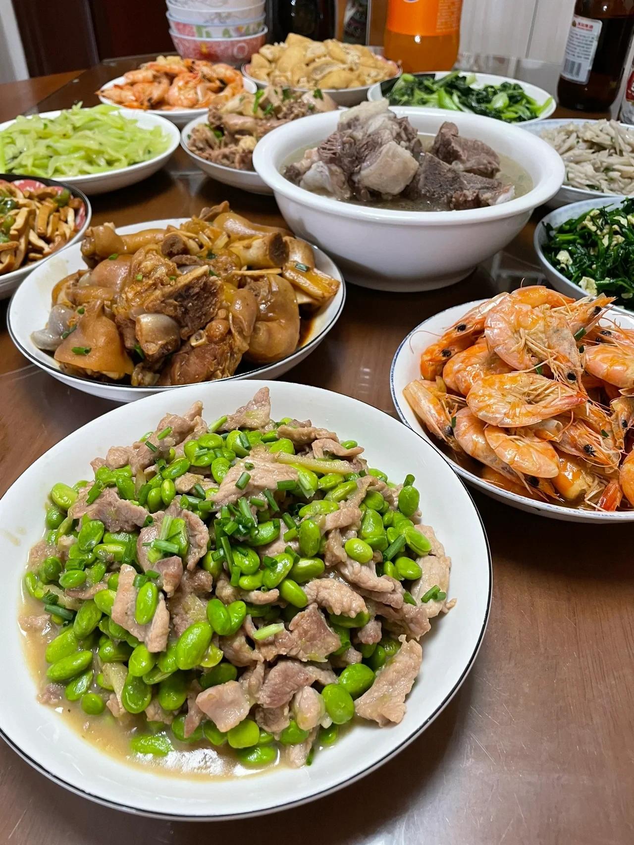 来说说我们家的情况！你们家是不是也是这样？
我公公目前仍在职，而我婆婆已经退休并