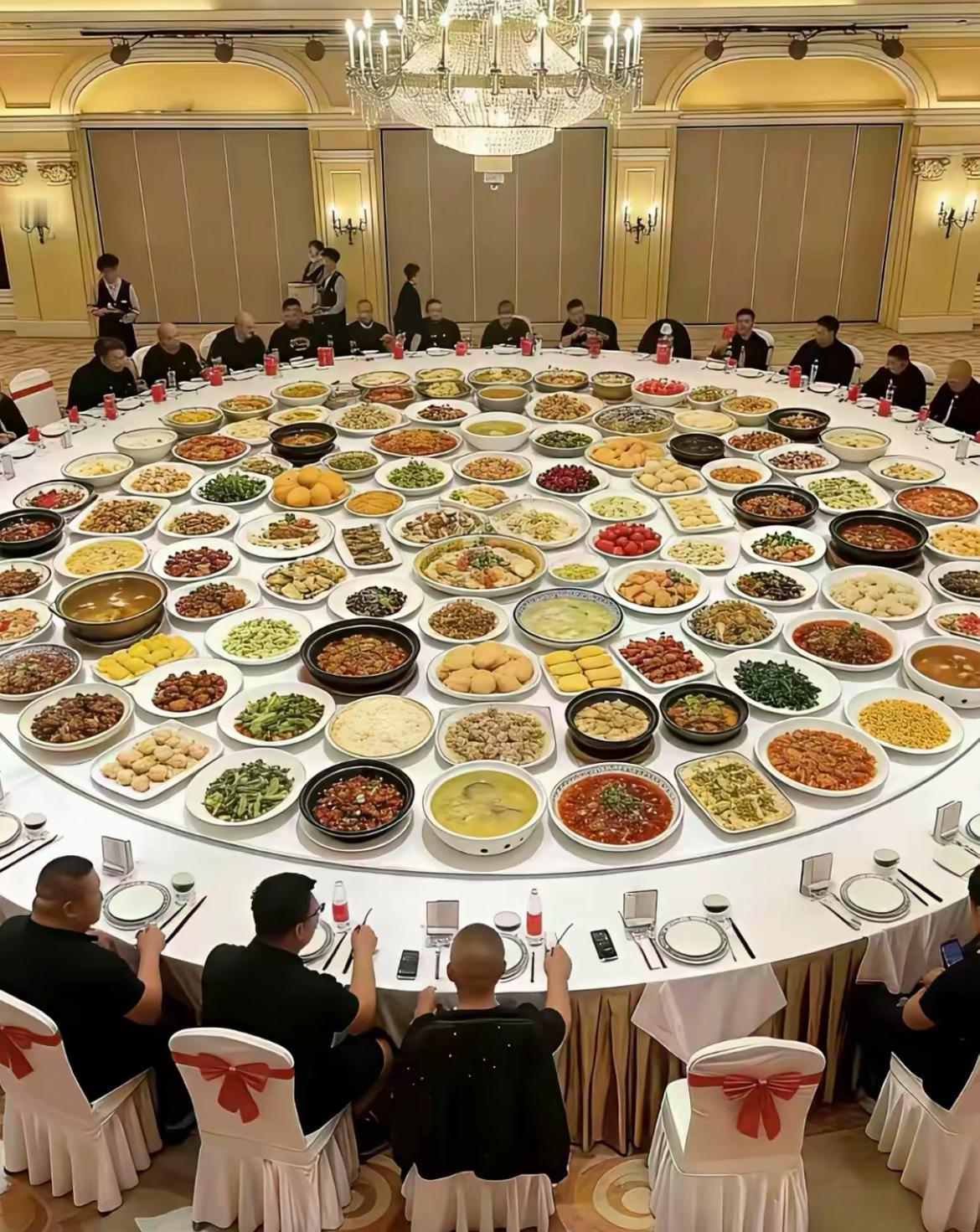 圆桌中间的菜到底咋放进去的？我猜了半天没头绪！