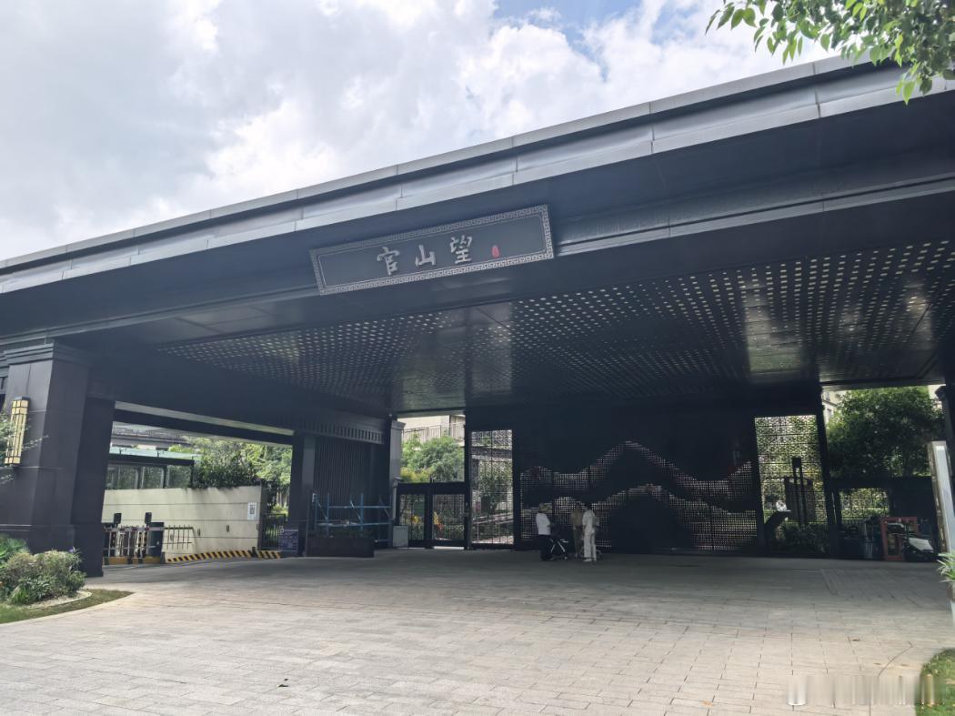 【宁波一老人跟随进入被小区门禁砸伤 ，谁之过？】近日，网友邓先生通过宁波民生e点