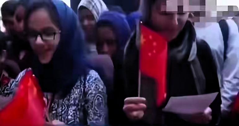 消博会现场“巴铁”真情告白：中国强，我们就强！
 
2026年4月的海南海口，阳