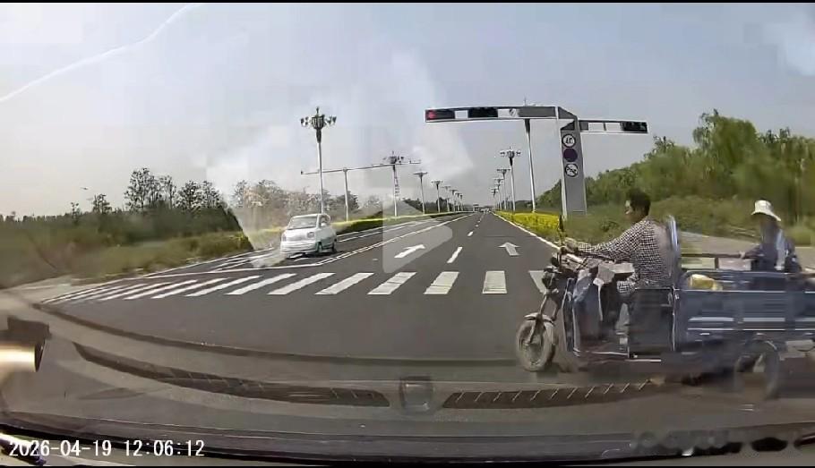 2026年4月19日，一女子在路口撞了别人的三轮车，她说是这种鬼探头，20年的老