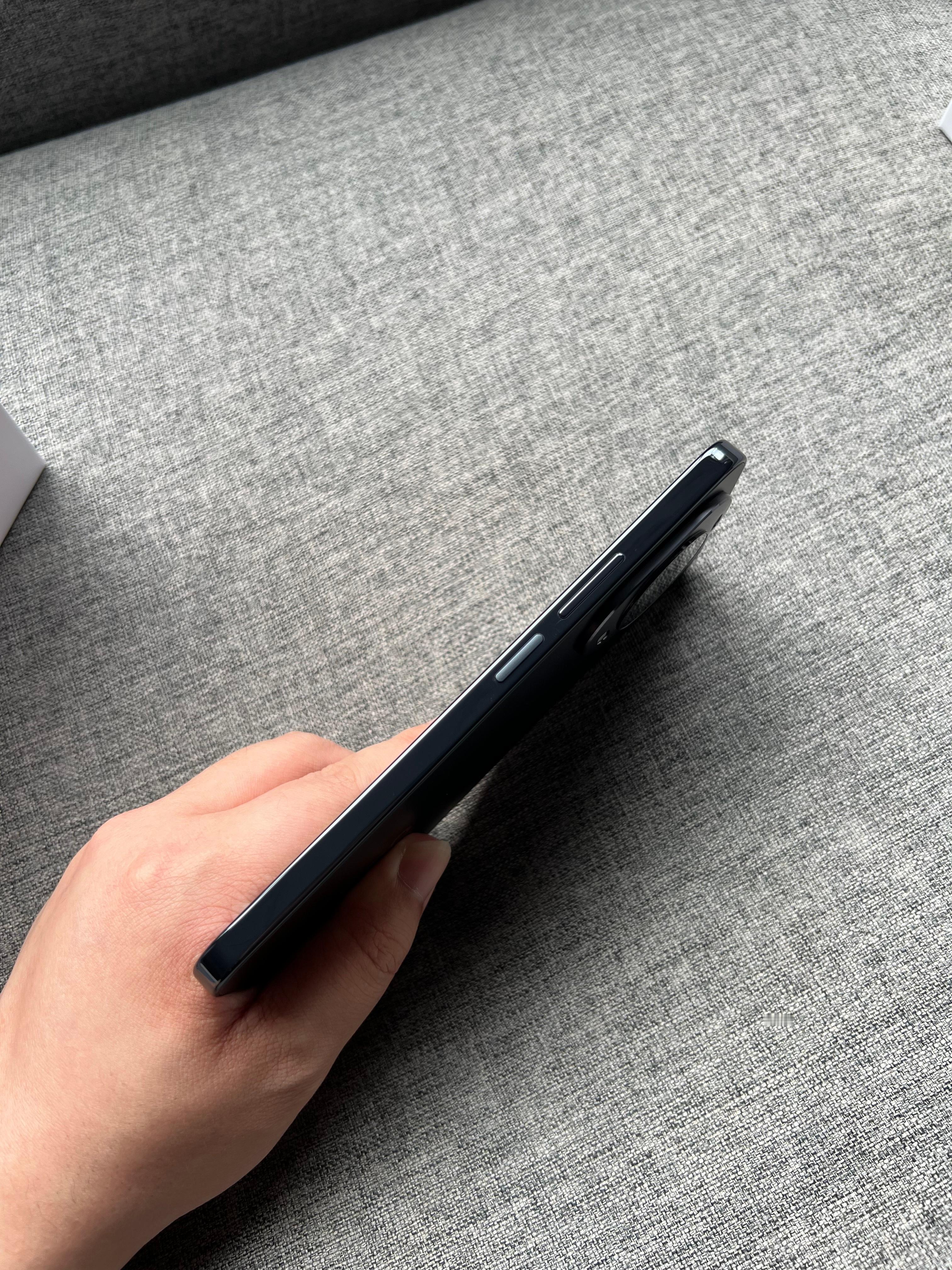 华为Nova15 12+512G 黑色，屏幕完美，中框轻微使用痕迹，盒子配件全套