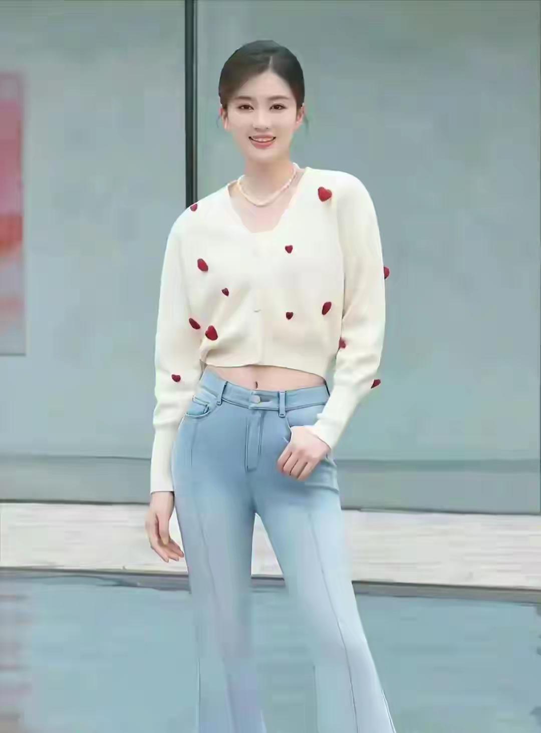 这女孩，贵气十足
看她演《欢乐颂》，感觉没尽力，不是出来挣钱的，却把都市女孩和邻