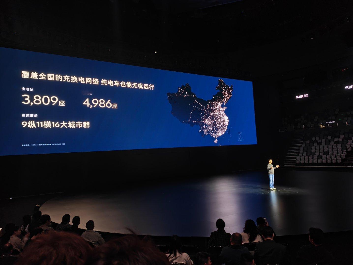 说到更多的空间，就必须要说换电站。蔚来的护城河是审美？武断了吧……没有极致的实用