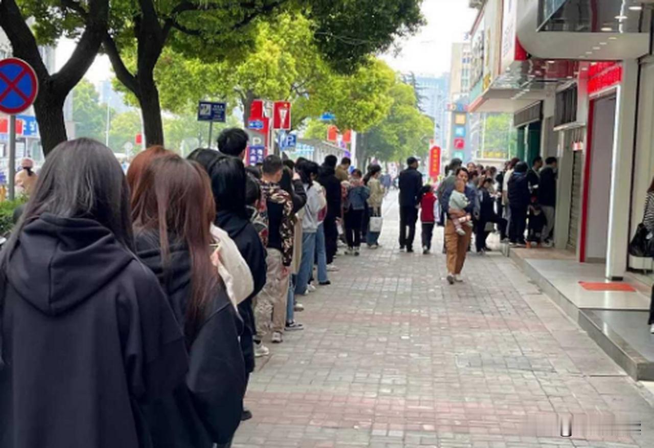 早上跑完步逛早市，我撞见一件特别常见、但听完心里挺堵的小事。有家小店搞开业或者引