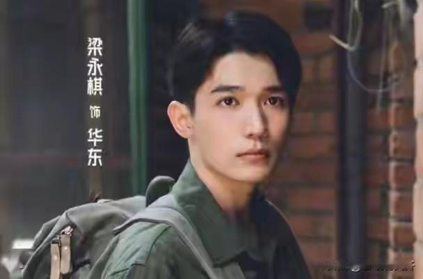 《交锋》中，新招的人中哪个是内鬼？
      为什么怀疑新人里面藏内鬼？因为蒋