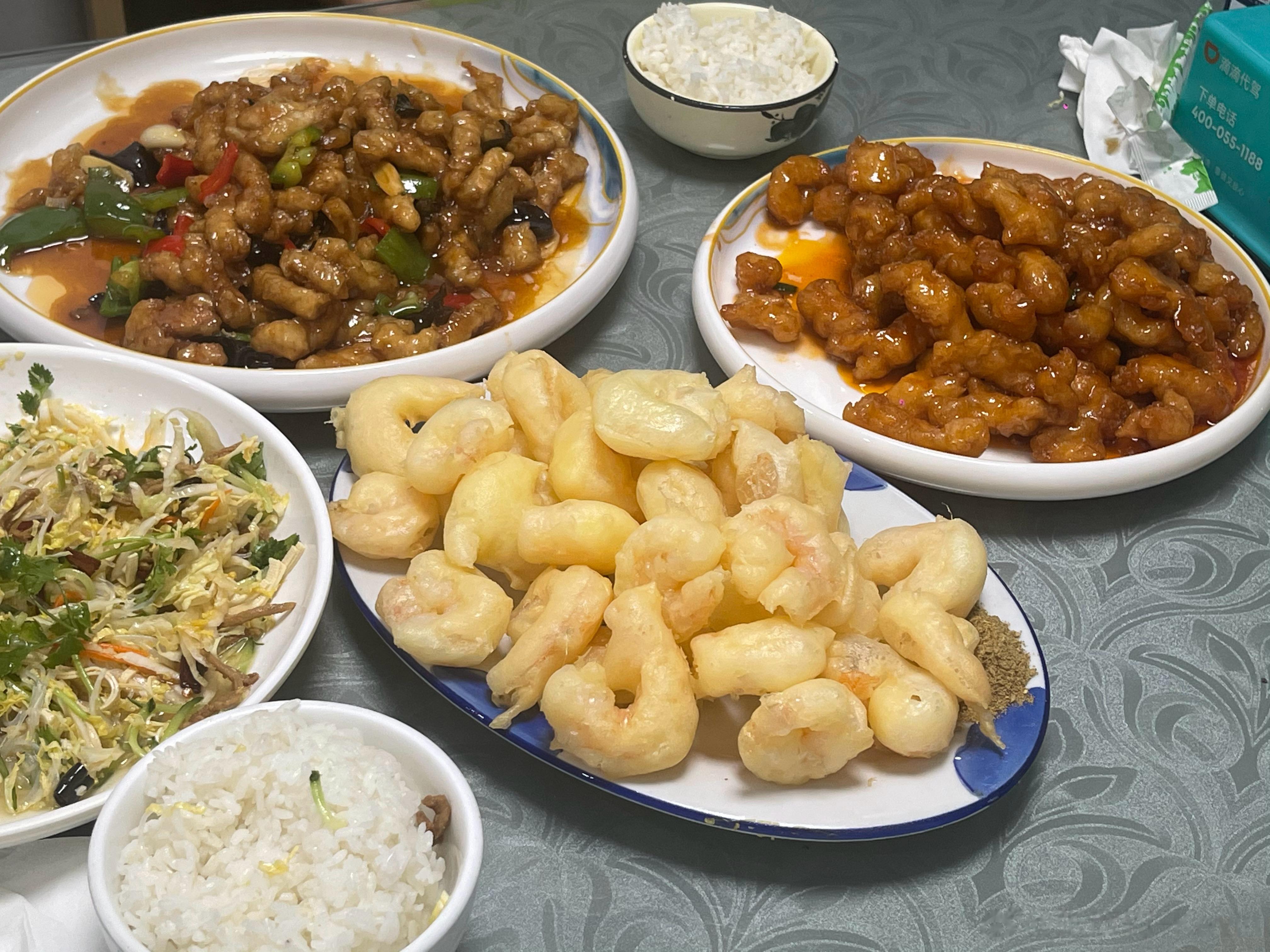 我的菜齐了，这视觉冲击力已经让我饱了，正当我发愁的时候，扭头看了看隔壁那桌姑娘，