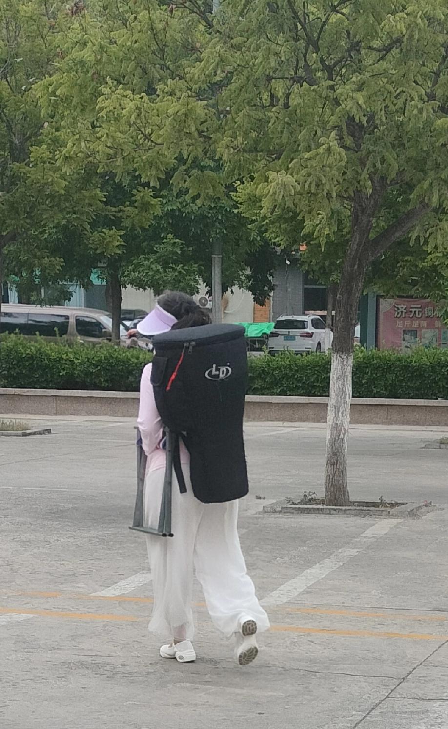 小区杨姐从儿子家回来以后，生活变得丰富多彩，每天跳跳广场舞，也参加了尚街的手拍鼓