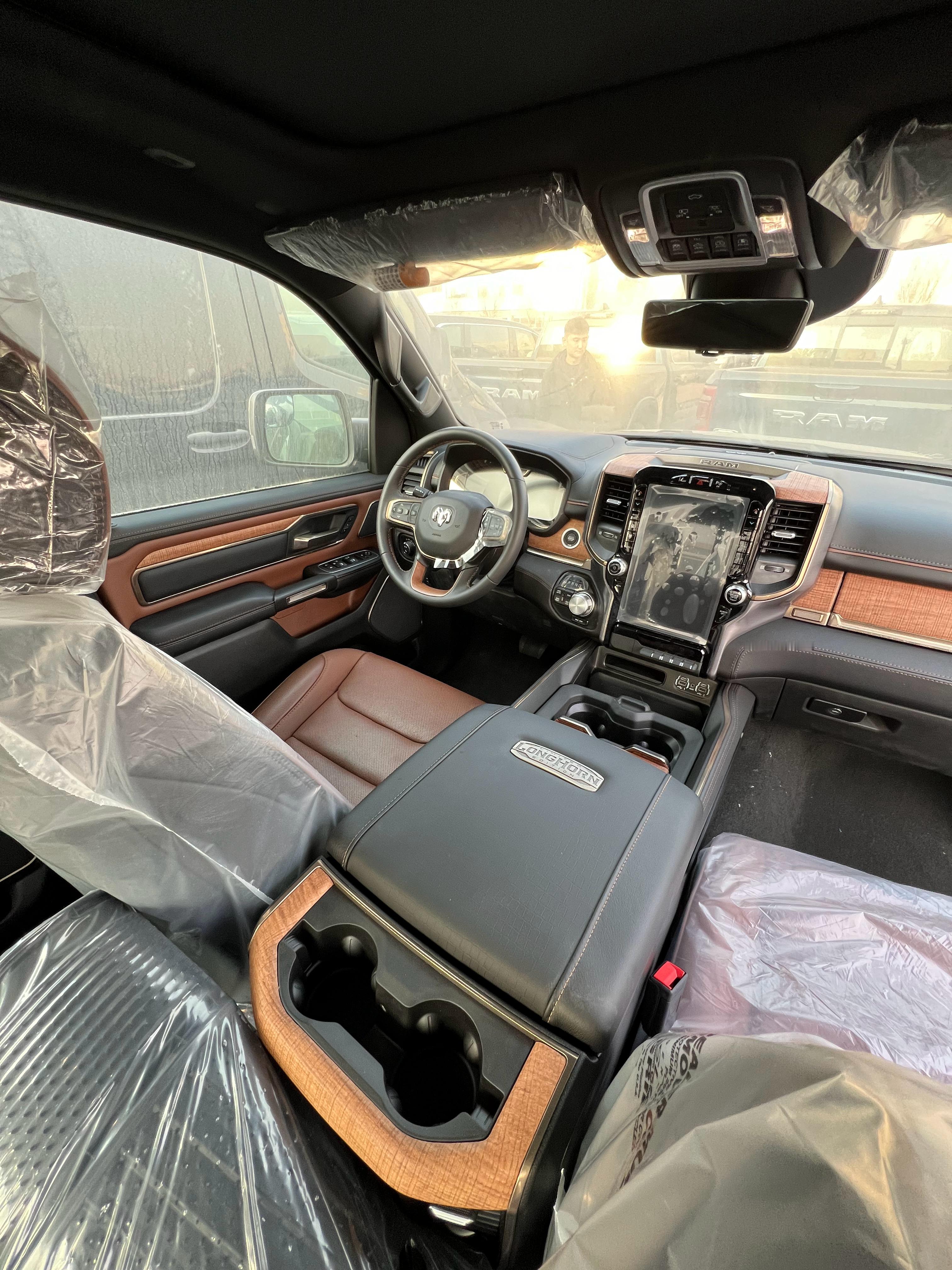 道奇公羊，这车我还一台都没卖过。不过打开车门，这双色的内饰确实很豪华，再就是里面