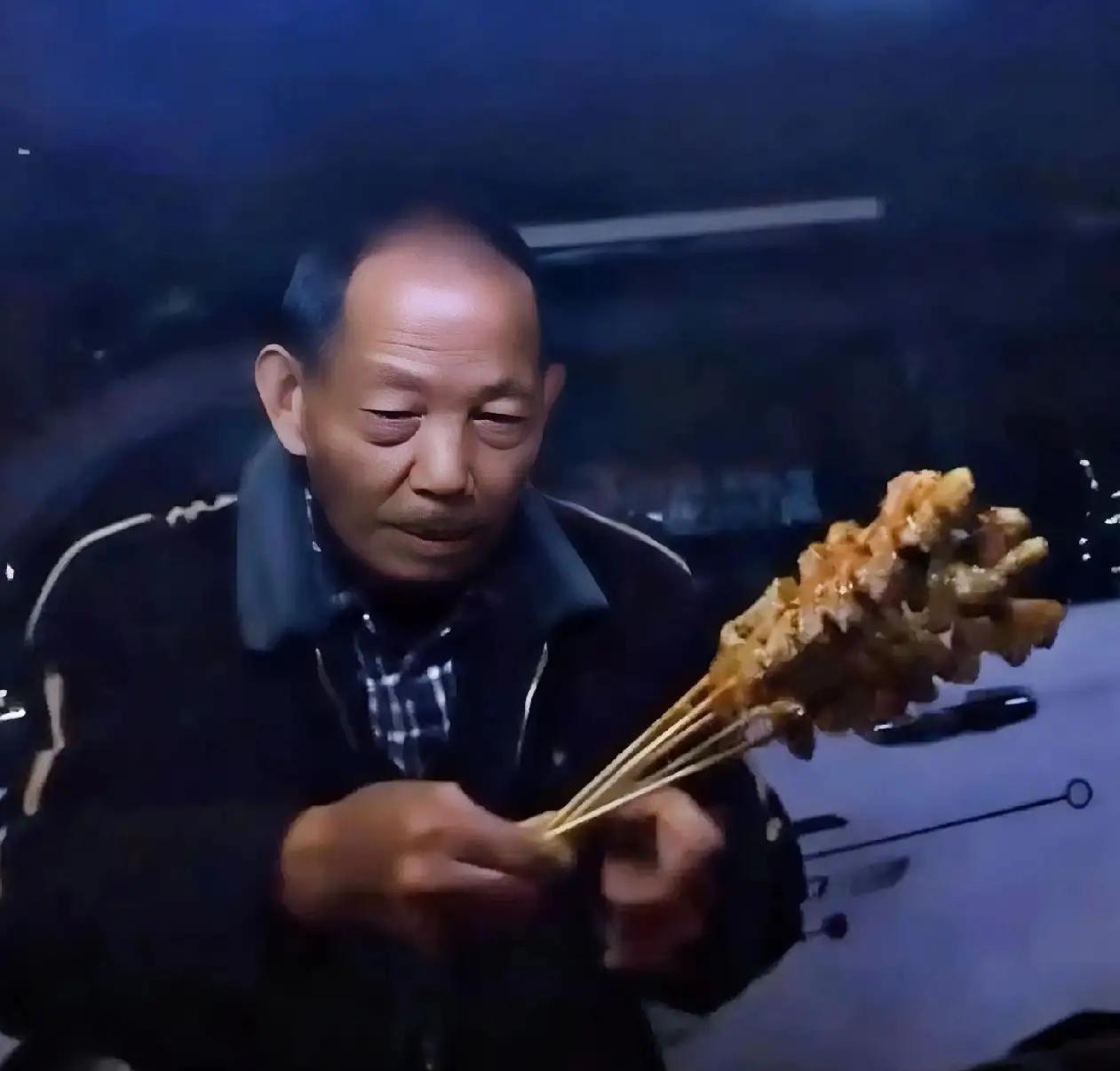 看到河南这位67岁的“面筋爷爷”，我第一反应是太像了！那笑容、那神态，活脱脱像极