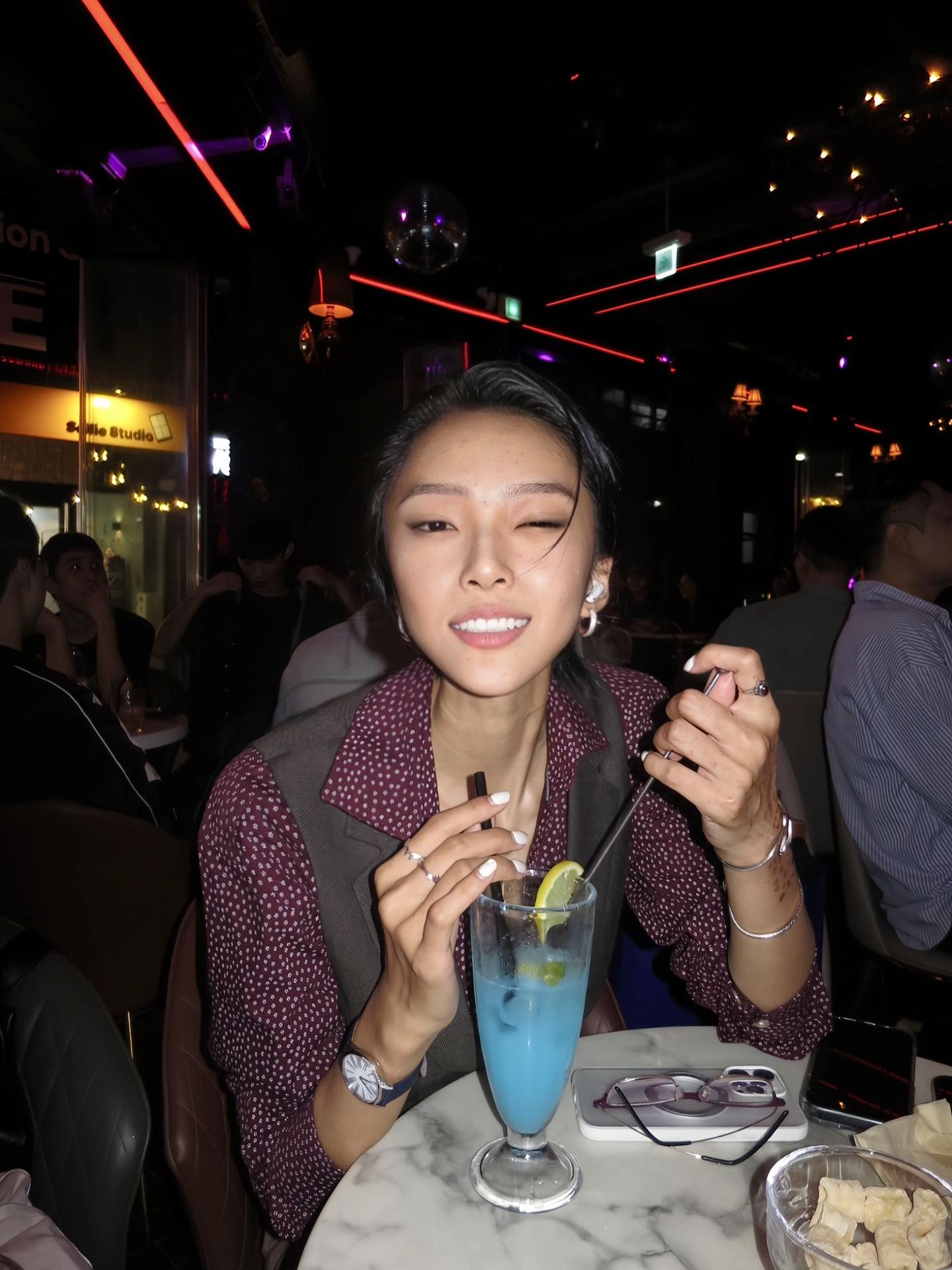 很抱歉我好几个作品都是同一套衣服，因为我在读书不会经常出去玩，偶尔出去...