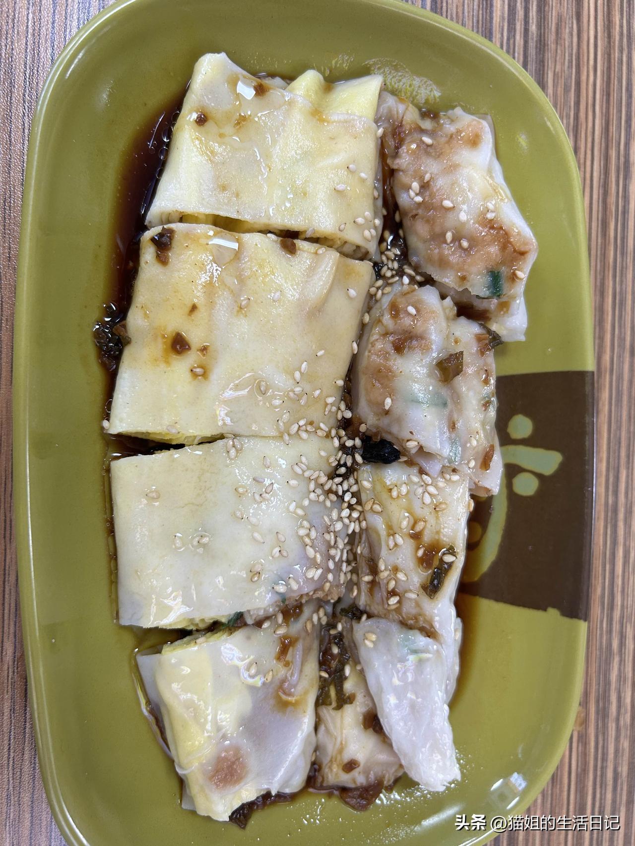 顺德6元一份的肉加蛋肠粉，算是把我吃撑了！
女儿住宿楼下很多小吃店，来吃的都是本