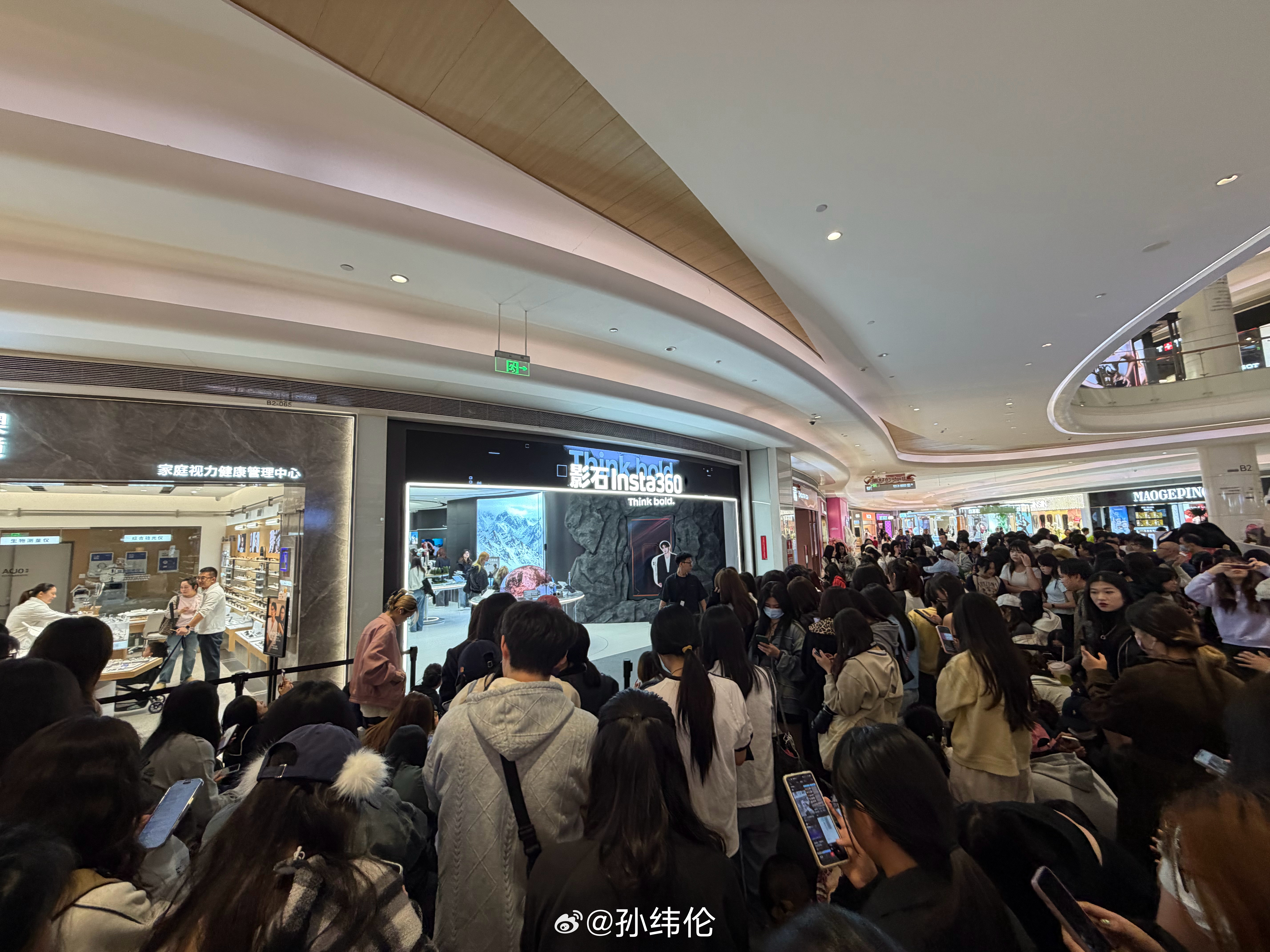 这会儿壹方城的影石好火，都是来看钱锟的么钱锟 深圳·壹方中心