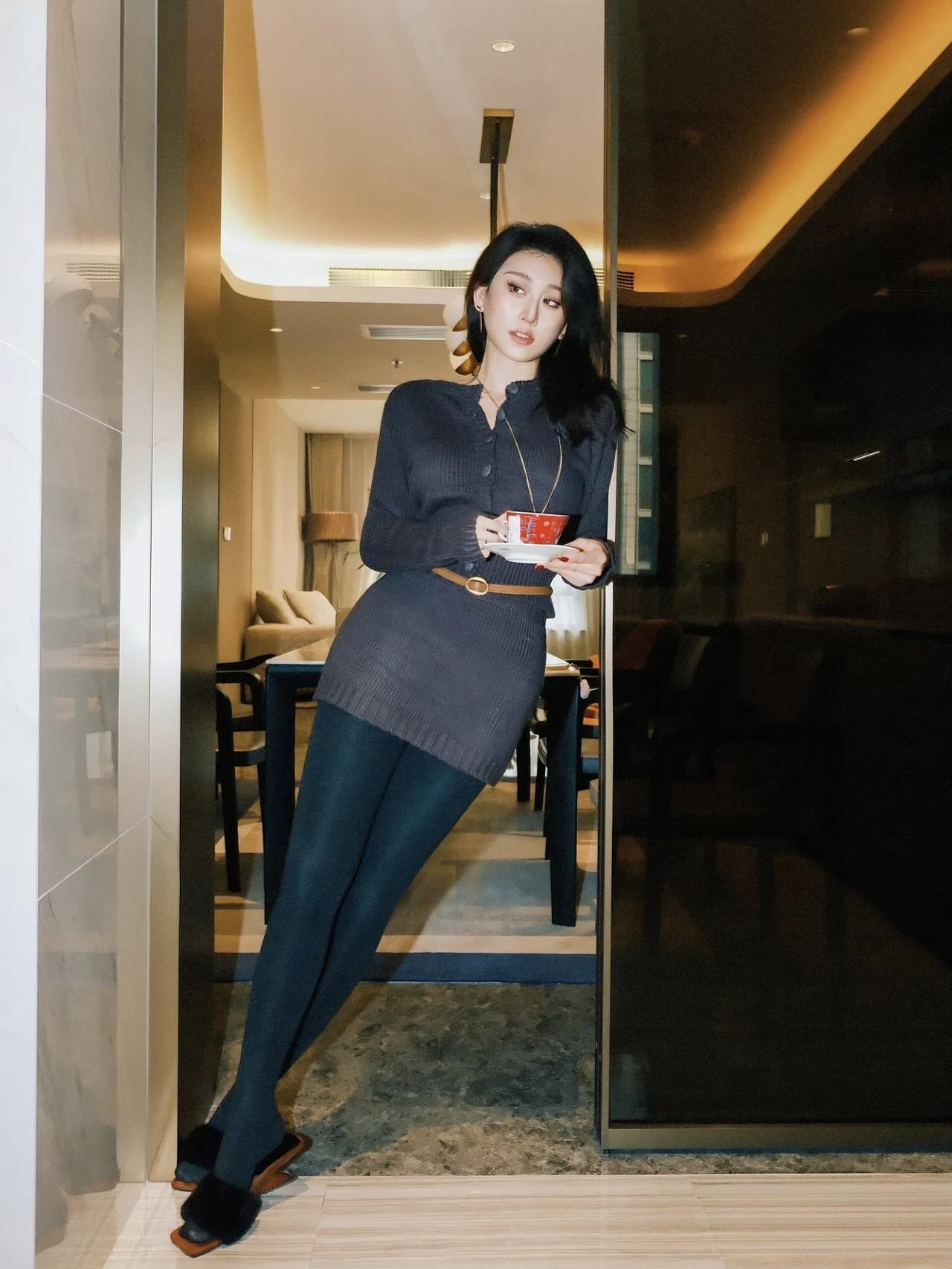 这两张图片展示了同一位女性在室内空间的不同场景：
 
1. 画面元素
- 人物穿