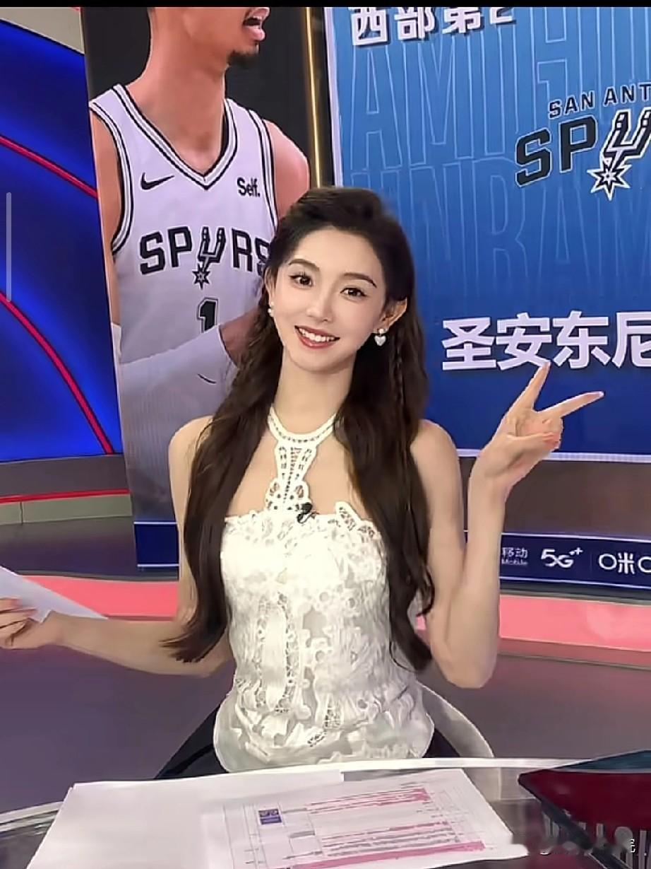 金佳悦抱怨体育直播活多钱少，杨毅公司人员解释，也确实是这么回事。

体育圈尤其篮