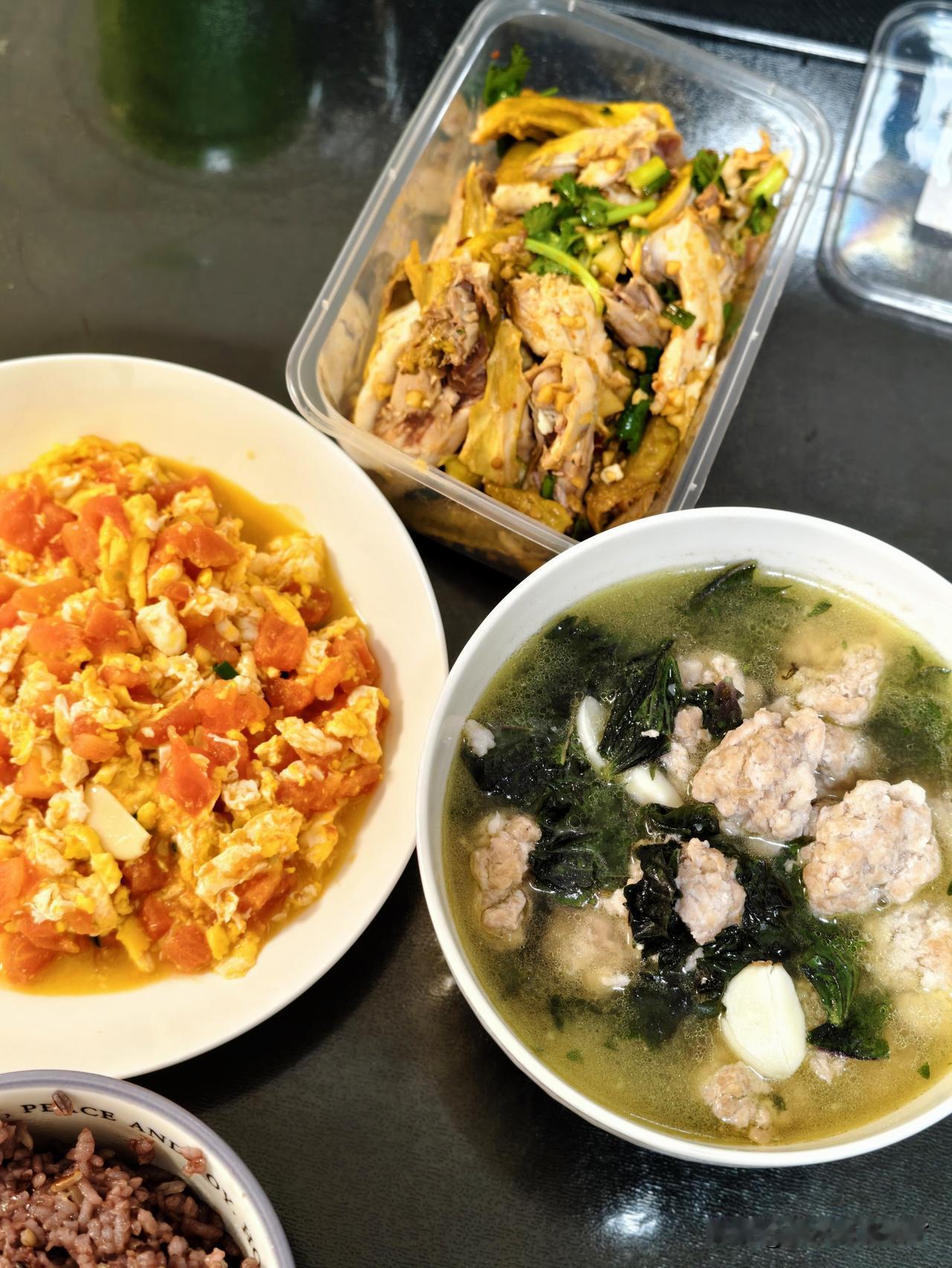 我做了这么好的晚饭不得多保留一会？一个紫苏肉丸汤、一个西红柿炒蛋、还有一份手撕鸡