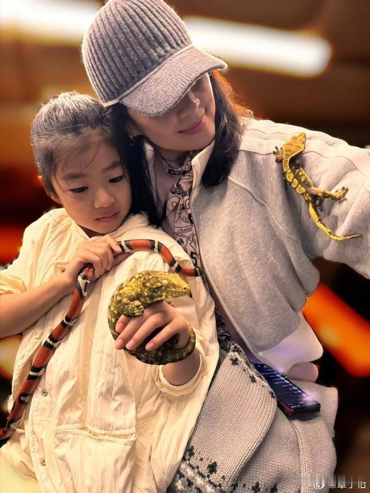 醒醒的胆子也太大了吧！竟然敢直接把蛇和蜥蜴放在身上，看起来还一点都不害怕！
虽然