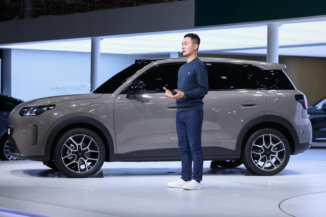 广州车展上，零跑A10一亮相就靠颜值抓住所有人的眼！车身线条流畅又带劲，动感和科