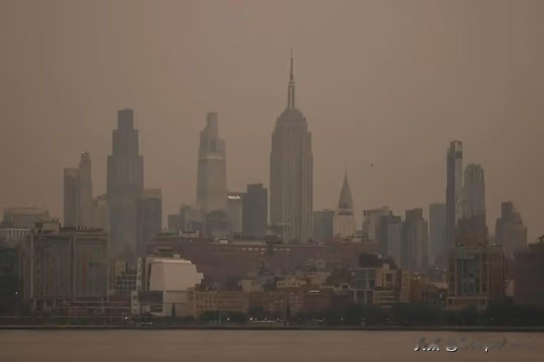 据TA报道，本周六纽约将迎来大范围持续性强降雨天气，加拿大山火产生的浓烟也将因此