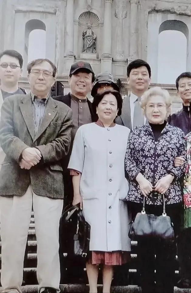 谢晋与秦怡 谢芳
一件普通的衣服穿在秦怡身上看着整体效果就不错