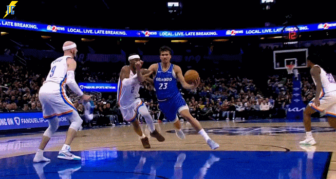 我保证各位球迷跟我一样也是第一次见，还有什么防守动作是雷霆做不出来的？刚刚的比赛