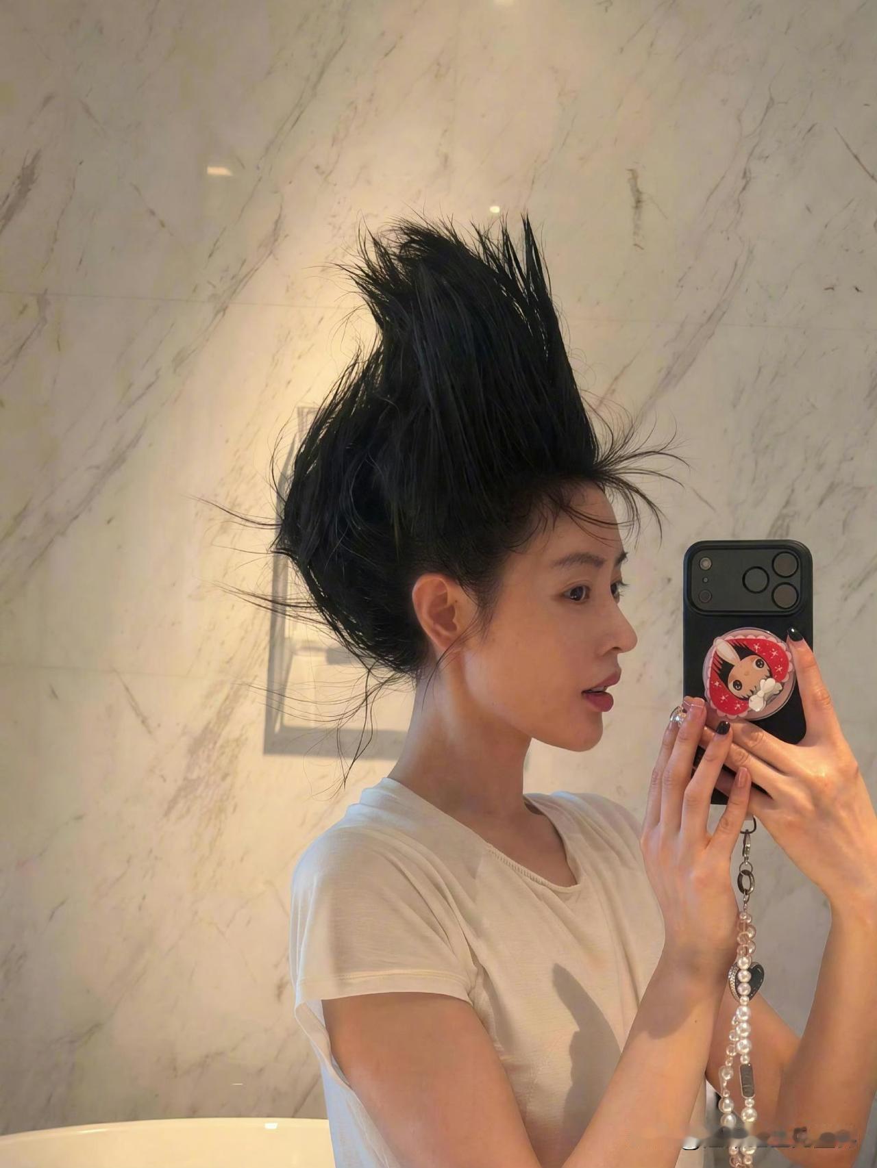 张天爱用四个不从精致御姐到搞怪少女，这波接地气的自拍，反而圈粉无数

张天爱随手