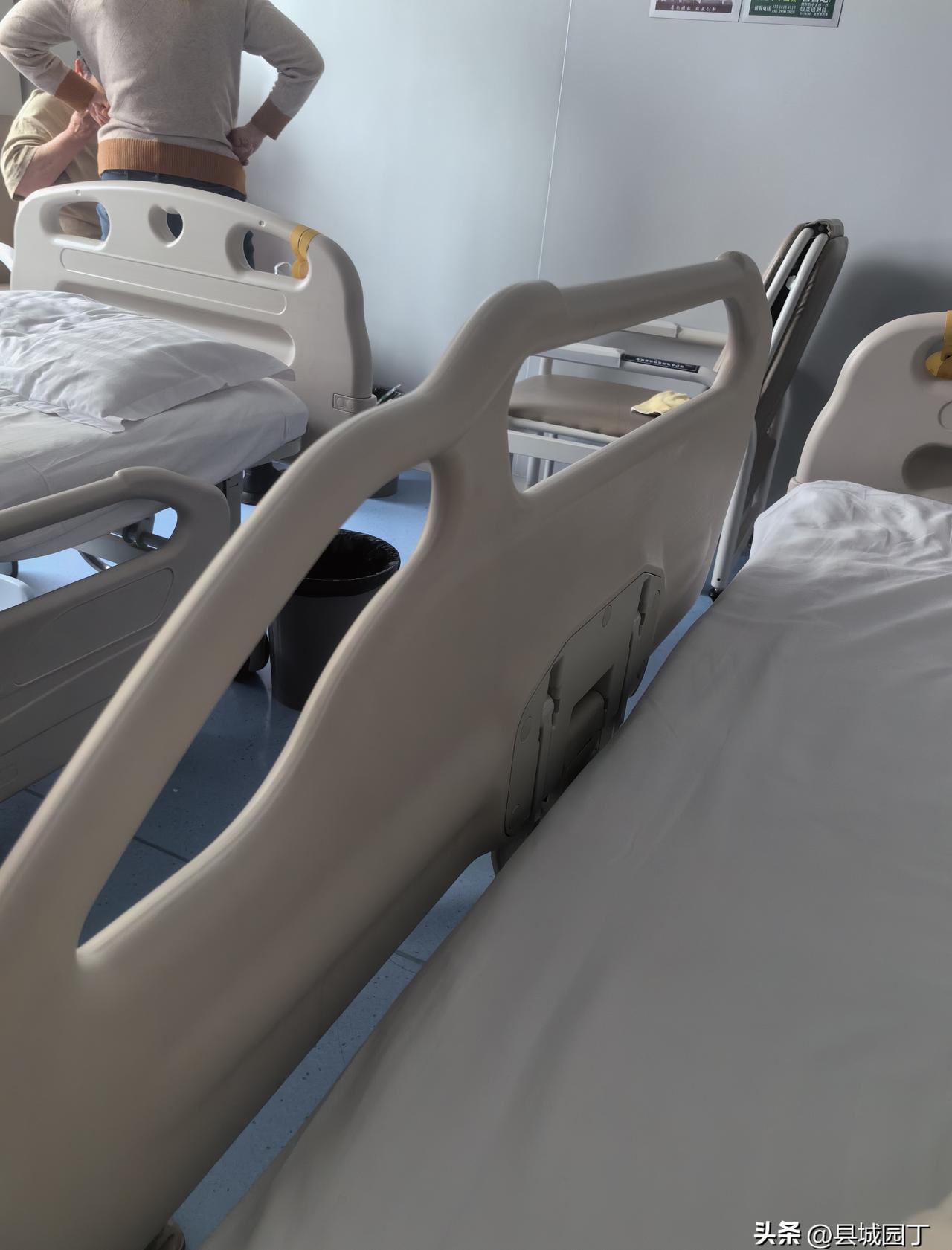 病房里打耳光，

喂饭像审犯人，

这算孝顺？

那天在三楼东侧病房，听见“啪”